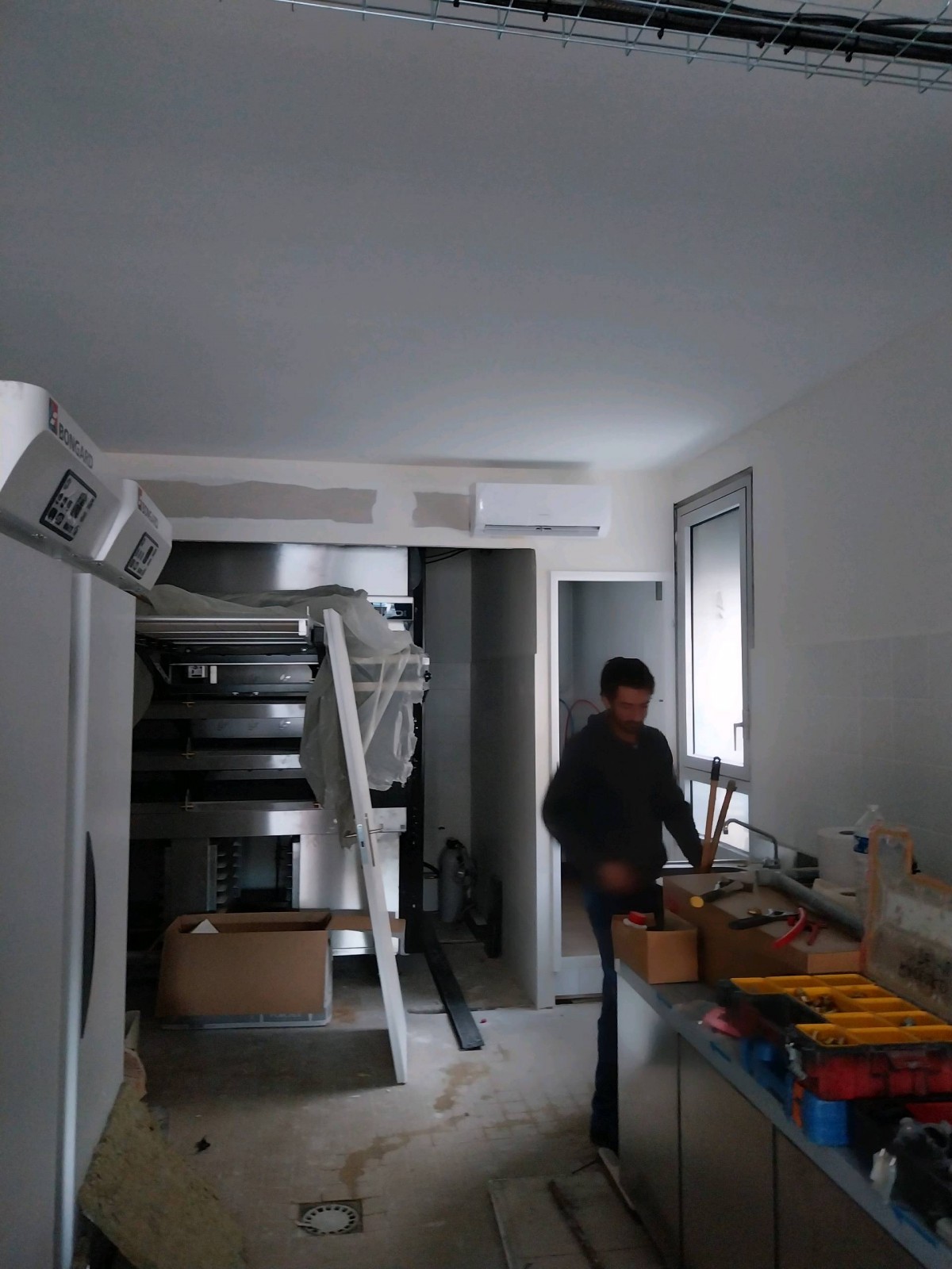 Installation d'un système de climatisation bi-split Heiwa dans une boulangerie à Montpellier 